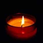 I mörkret brinner ljuset