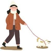 Kvinna promenerar med hund